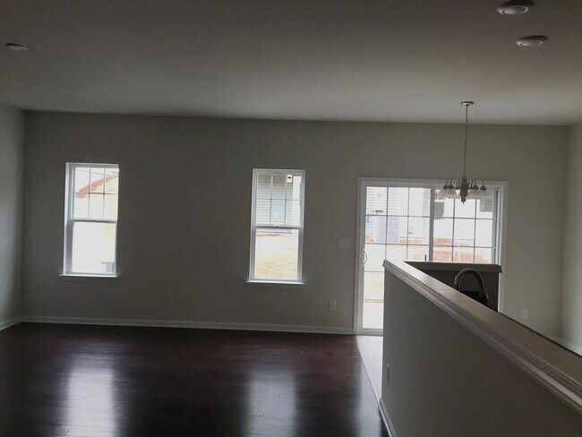 Foto del edificio - Room in Townhome on Simril Ct