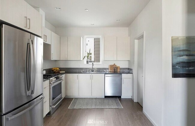 Building Photo - $500 Off 1 mo rent!  Perfect Blend of Live...