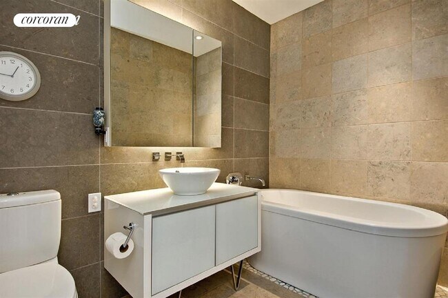 Foto del edificio - 247 W 46th St