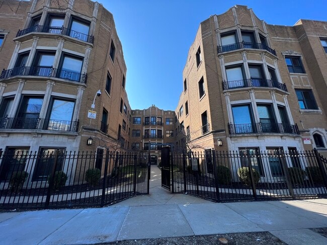 Building Photo - 6916 S Clyde Ave
