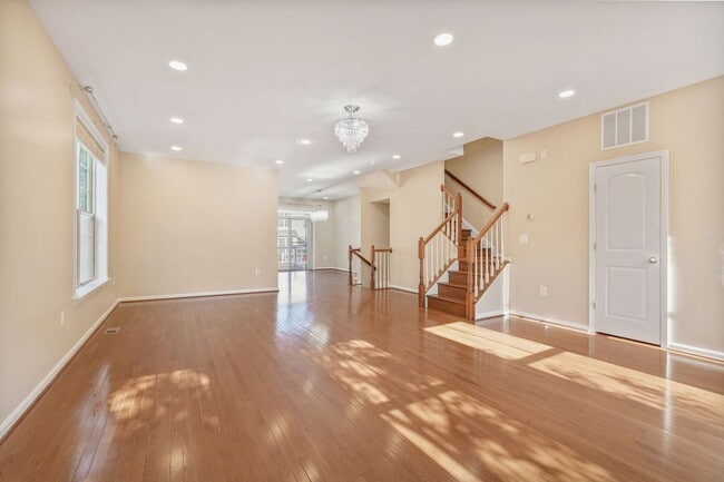 Building Photo - 102 Vista Knoll Dr