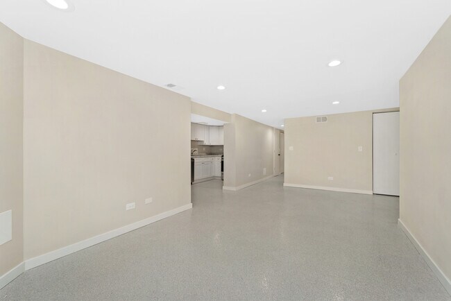 Building Photo - 1341 W Foster Ave
