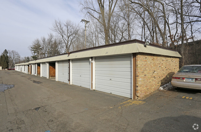 Building Photo - Knollwood Oaks Apartment