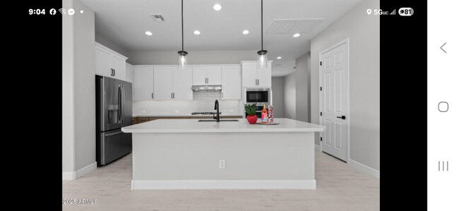 Foto del edificio - 19321 W Luke Ave