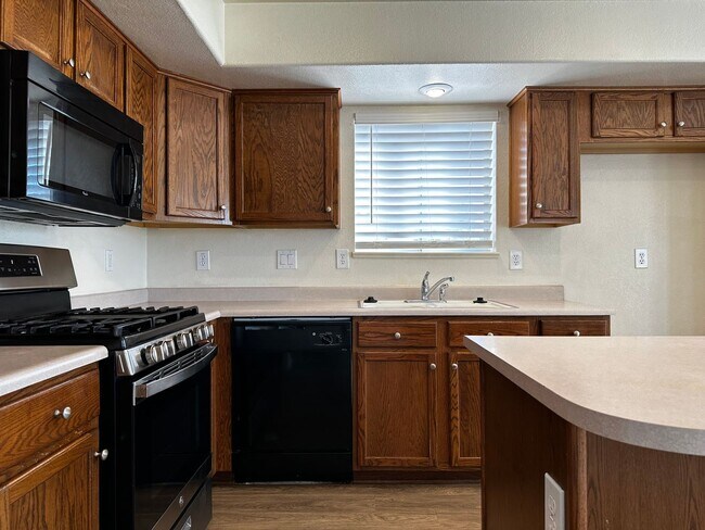 Building Photo - Great Corner Lot 4 Bedroom 2.5 Bathroom Ho...