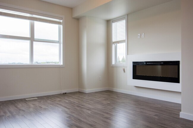Building Photo - 655-655 Watt Blvd SW