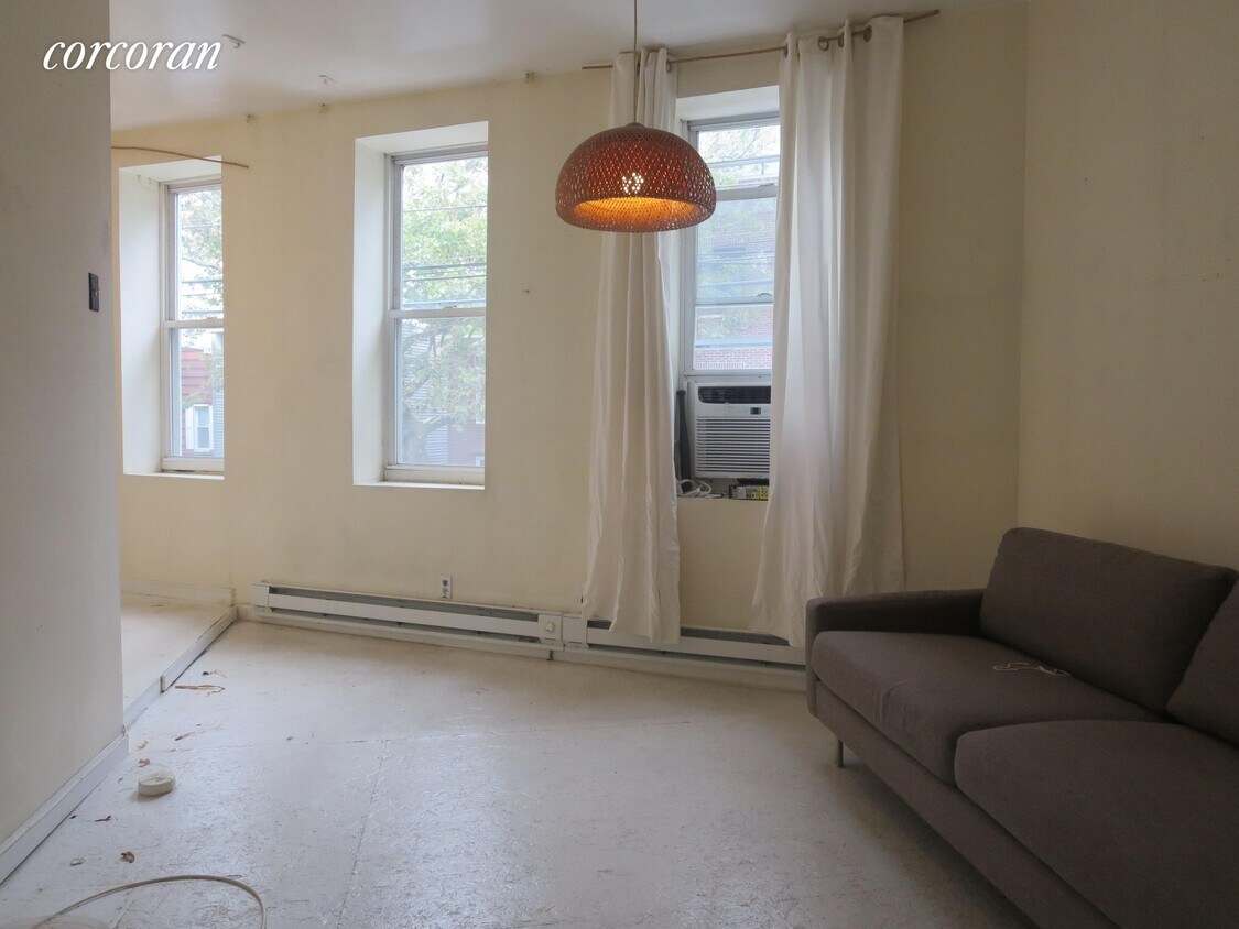 Primary Photo - 165 Richardson St