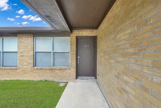 Building Photo - 1605 Hazelwood St