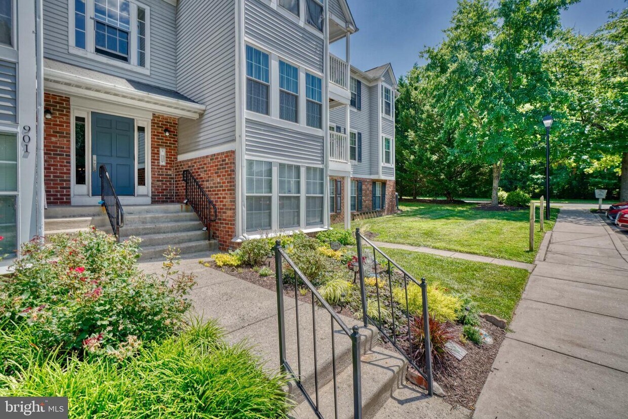 Foto principal - 901 Woodbridge Ct