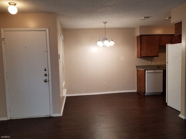 Building Photo - 2 br, 2 bath Duplex - 2007 Oakwood Court B