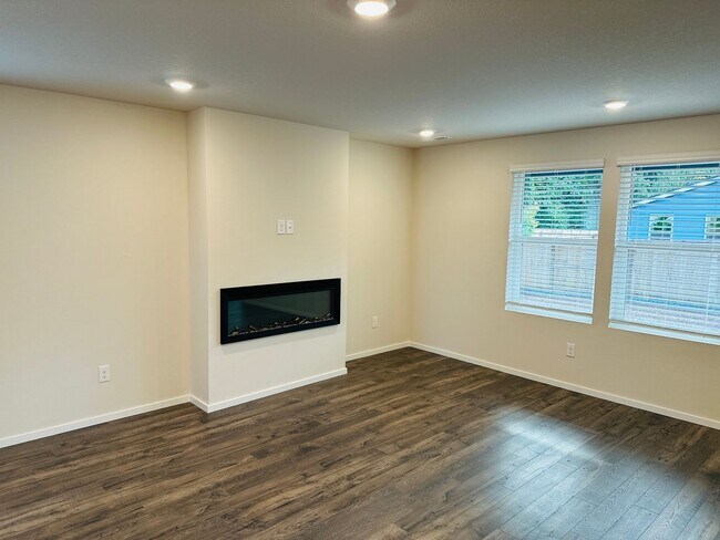 Building Photo - Beautiful Brand New 5 Bedroom Home!