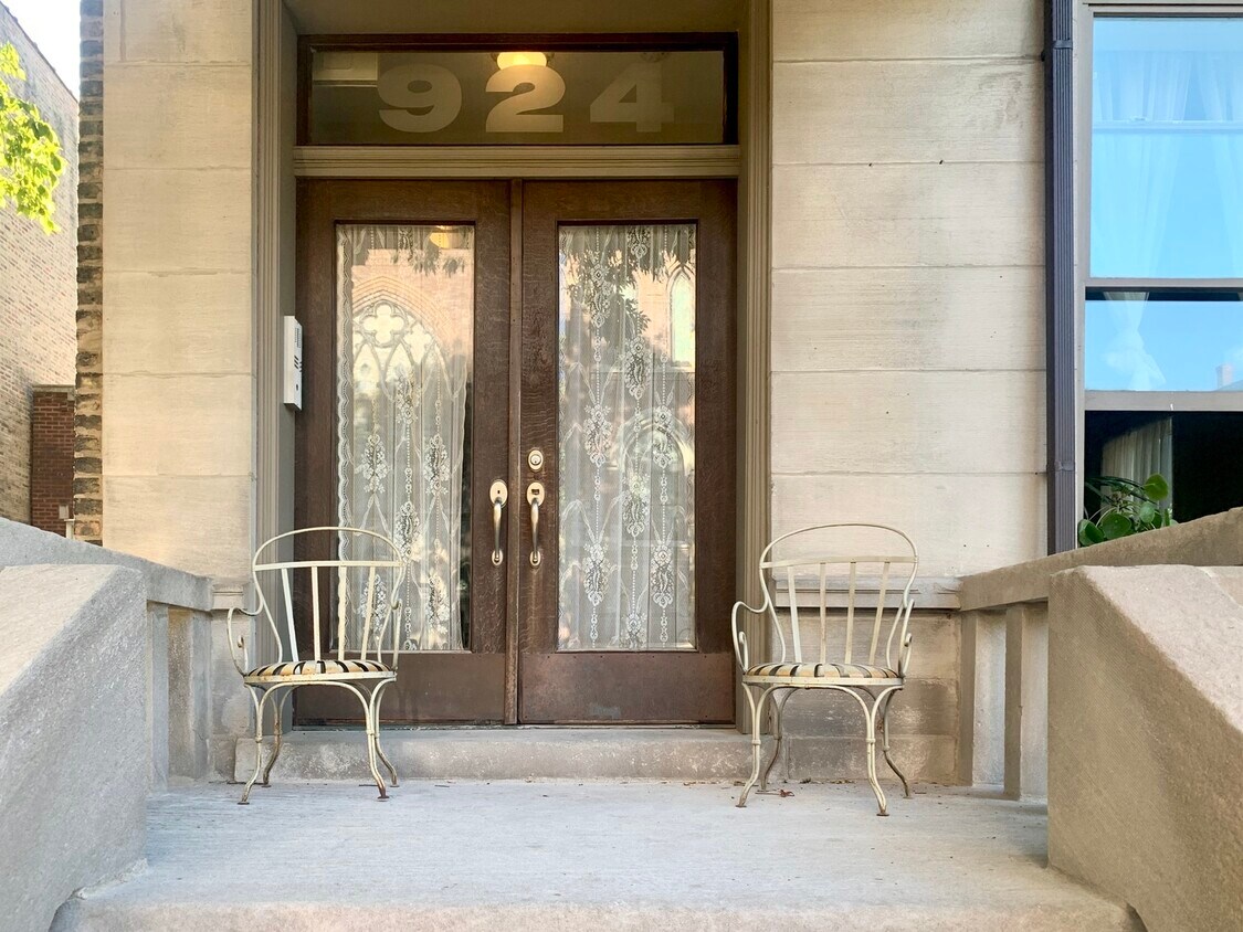 Primary Photo - 924 N Hoyne Ave