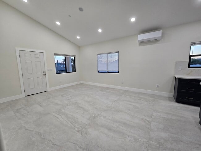 Building Photo - 13990 Putney Rd