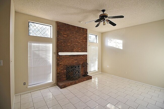 Foto del edificio - Wonderful 3/2/2 Near Joe Pool Lake For Rent!