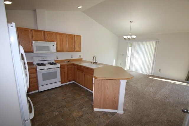 Foto del edificio - 3 Bedroom Condo with a Large, Fenced Yard!