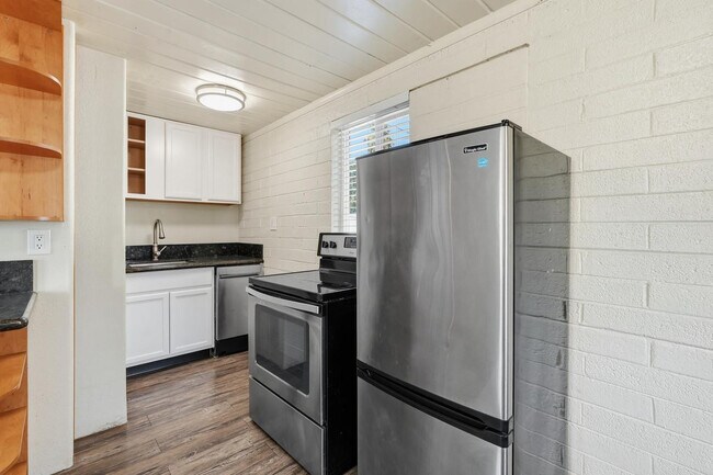 Building Photo - 623 S Country Club Dr