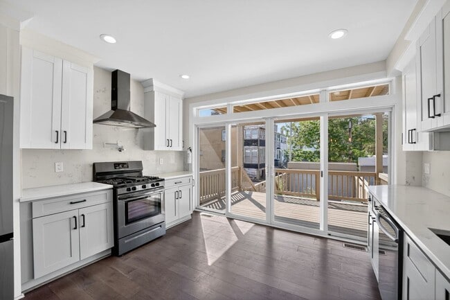 Foto del edificio - Available Now! 3 Bed 3.5 Bed in Brightwood...