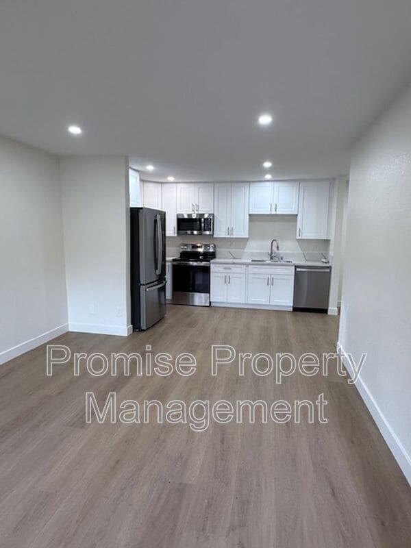 Building Photo - 1737 Bayview Heights Dr