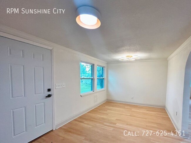 Building Photo - Incredible 2 bed 1 Bath with Dinning Room