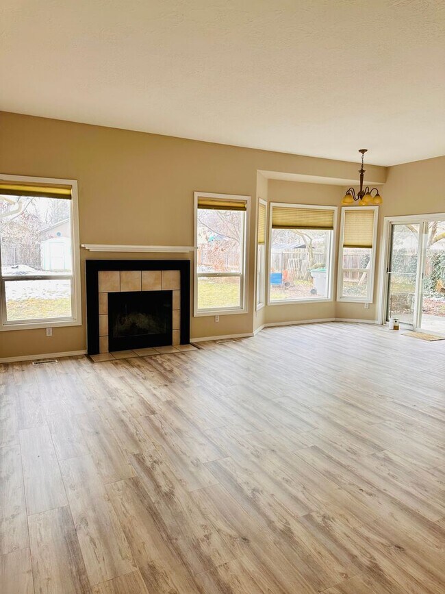 Foto del edificio - 4 bed, 2 bath, 3 car garage with large yar...