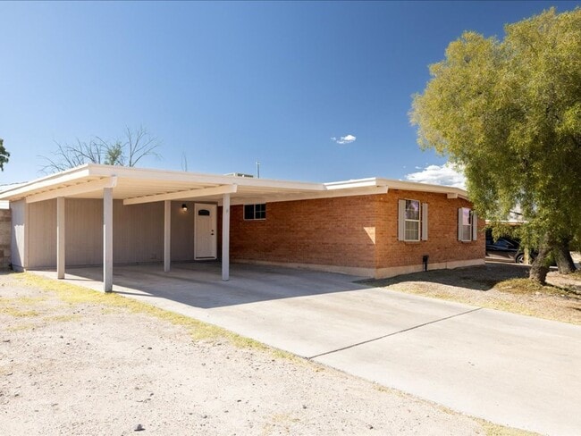 Building Photo - 4 Bedroom 2 Bathroom