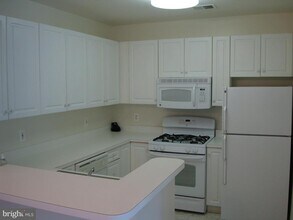 Building Photo - 7000 Falls Reach Dr