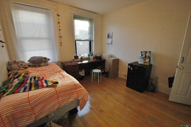 Foto del edificio - 54 Westland Ave