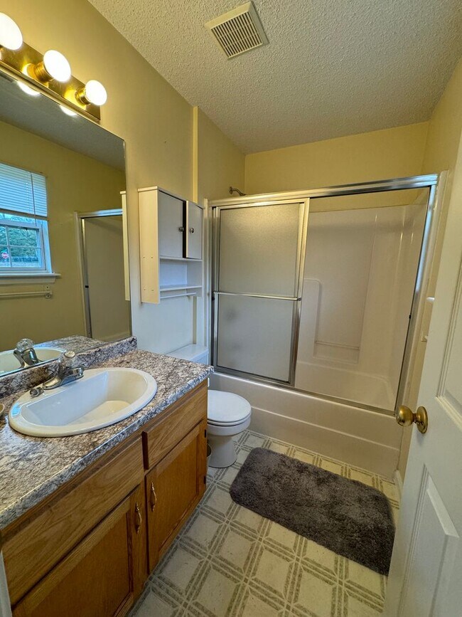 Foto del edificio - Charming 3BR/2BA Single-Family Home in a Peaceful Commerce Location