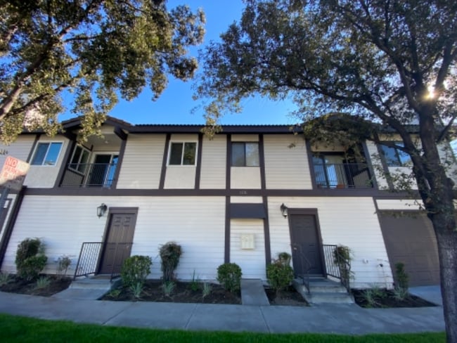 Building Photo - 606 S Everett St