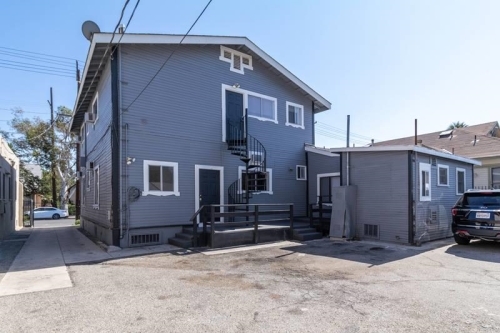 Rear of the house and open air parking - Student Housing Near USC Univ Southern Calif