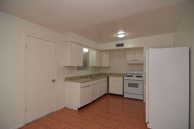 Foto del edificio - Charming 4 Bedroom 2 Bath House! South Tucson Location! Close to the 1-19!