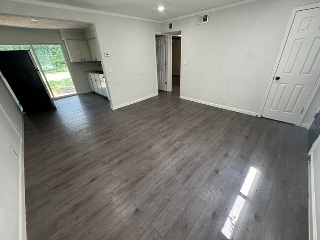 Foto del edificio - "Charming 2-Bedroom Duplex with Spacious 1...