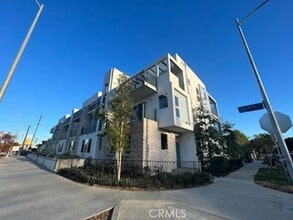 Building Photo - 14614 Vanowen St