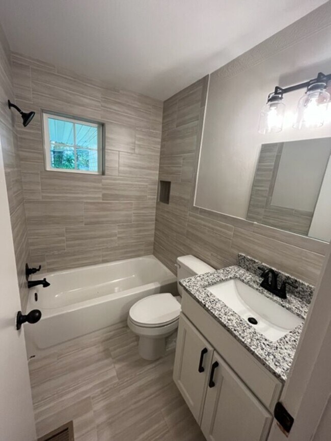 Foto del edificio - Completely Updated 2 Bedroom 1 Bath Duplex...