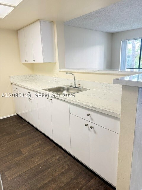 Foto del edificio - 8307 Coral Lake Ln
