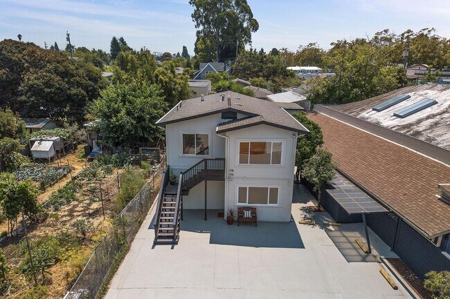 Building Photo - Wonderful Berkeley Flat