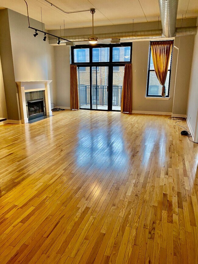 Building Photo - 1635 W Belmont Ave