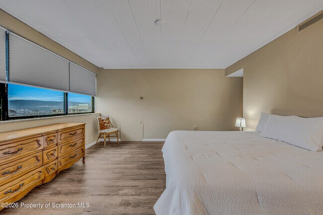 Foto del edificio - 550 Clay Ave