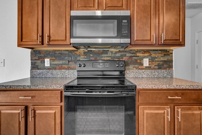 Building Photo - Spacious 6BR House in Ruskin