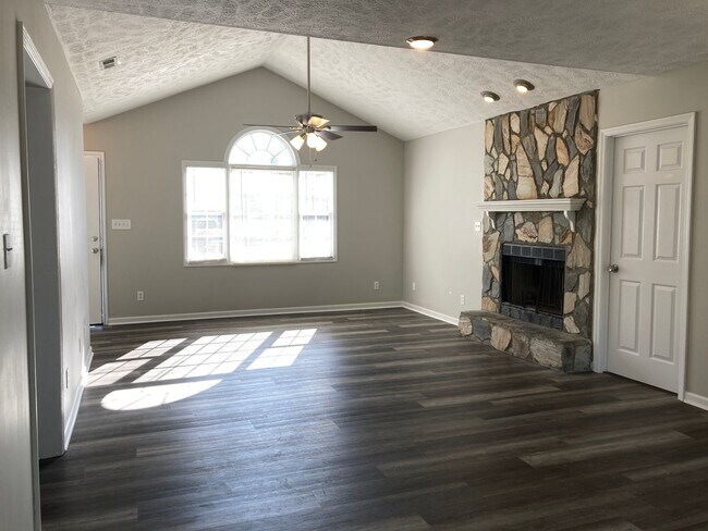 Building Photo - Newly Remodeled 3 br/2 bath Ranch Home! Minutes from Ft. Bragg, Downtown Fayetteville.