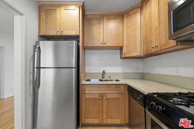 Foto del edificio - 1235 N Harper Ave