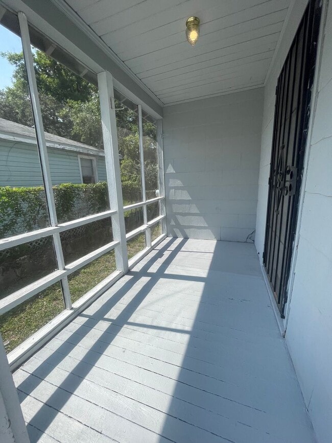 Building Photo - 3/1 Single family home : Available now!