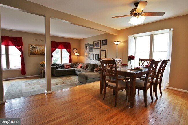 Foto del edificio - 5459 Tillary Ct