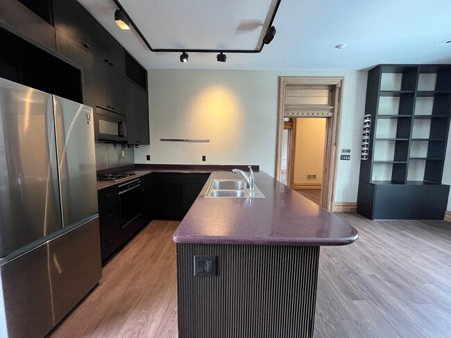 Building Photo - 200 W North Ave