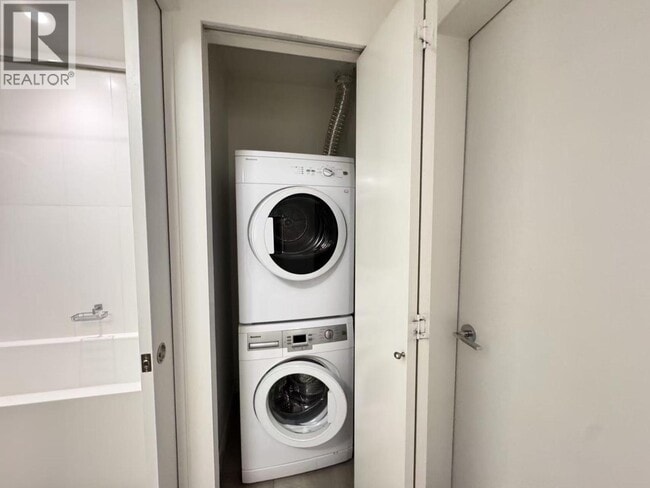 Photo du bâtiment - 379 E Broadway