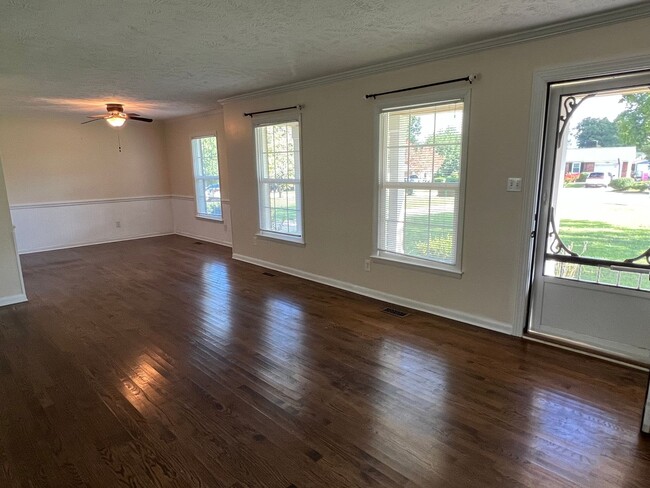 Foto del edificio - Conveniently Located Home with Fenced Back...