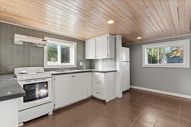 Building Photo - 10113 Manor Dr