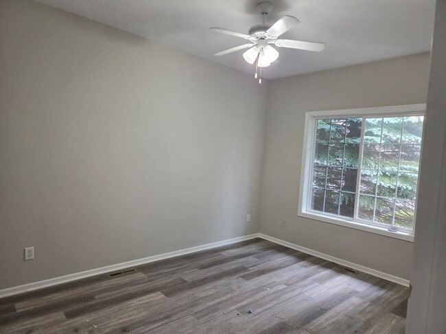 Building Photo - Spacious 3-Bedroom Home Near Park & Schools – Faribault, MN