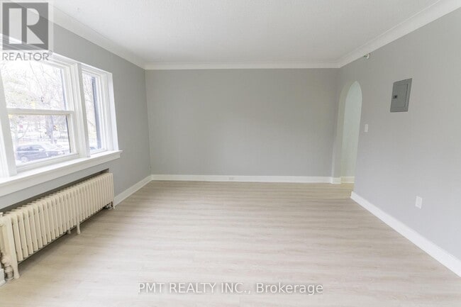 Photo du bâtiment - 8 Wellington St W