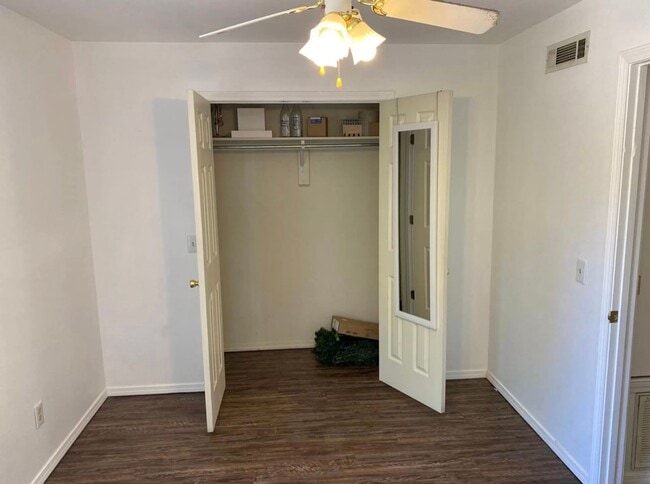 Building Photo - 2nd Floor Unit, 1 Bedroom, 1 Full Bathroom...